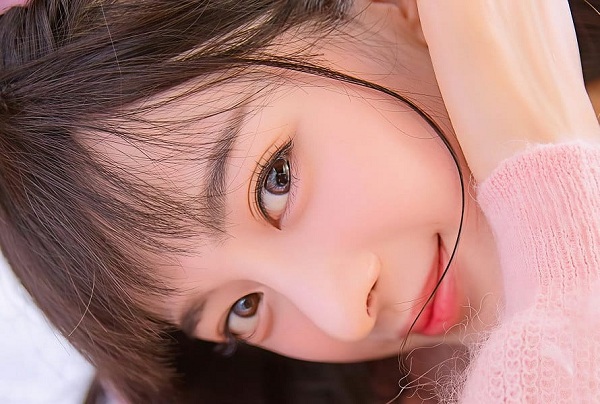 观众在夜间使用手机观看直播互动